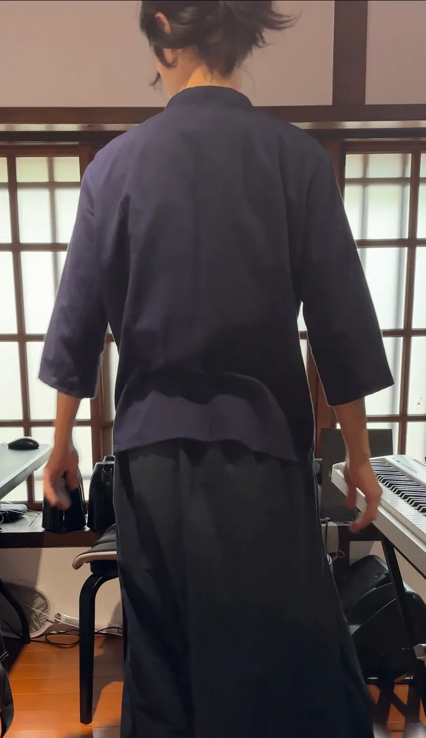 連身立領茶服背面