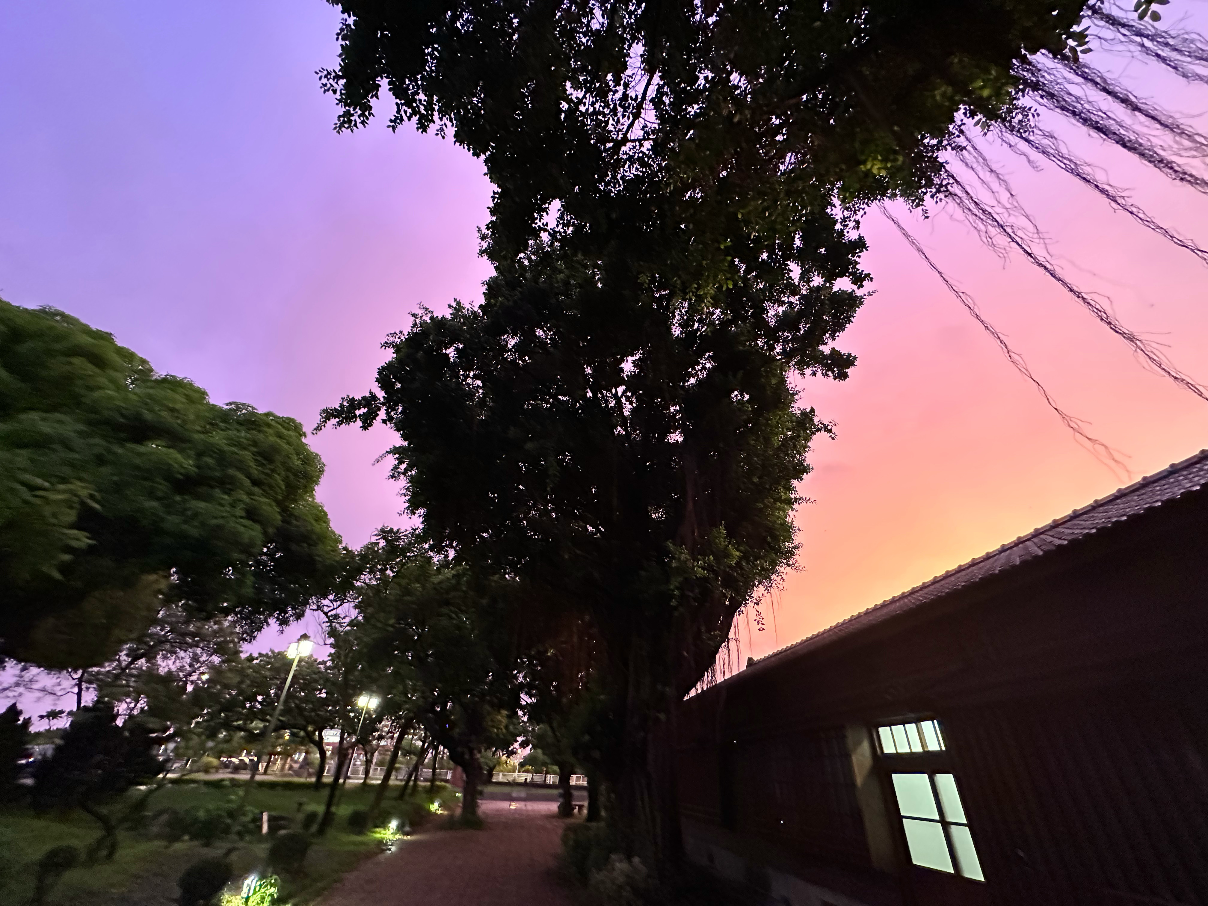 颱風來襲前夕的紫色夜空