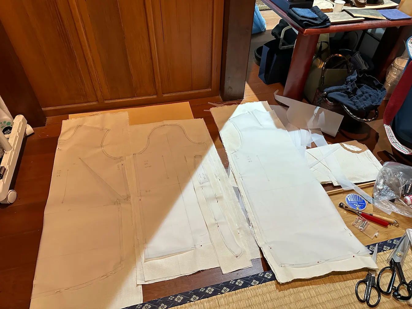 我的第一件衣服製作情景-趴在房間地上畫版型與裁布
